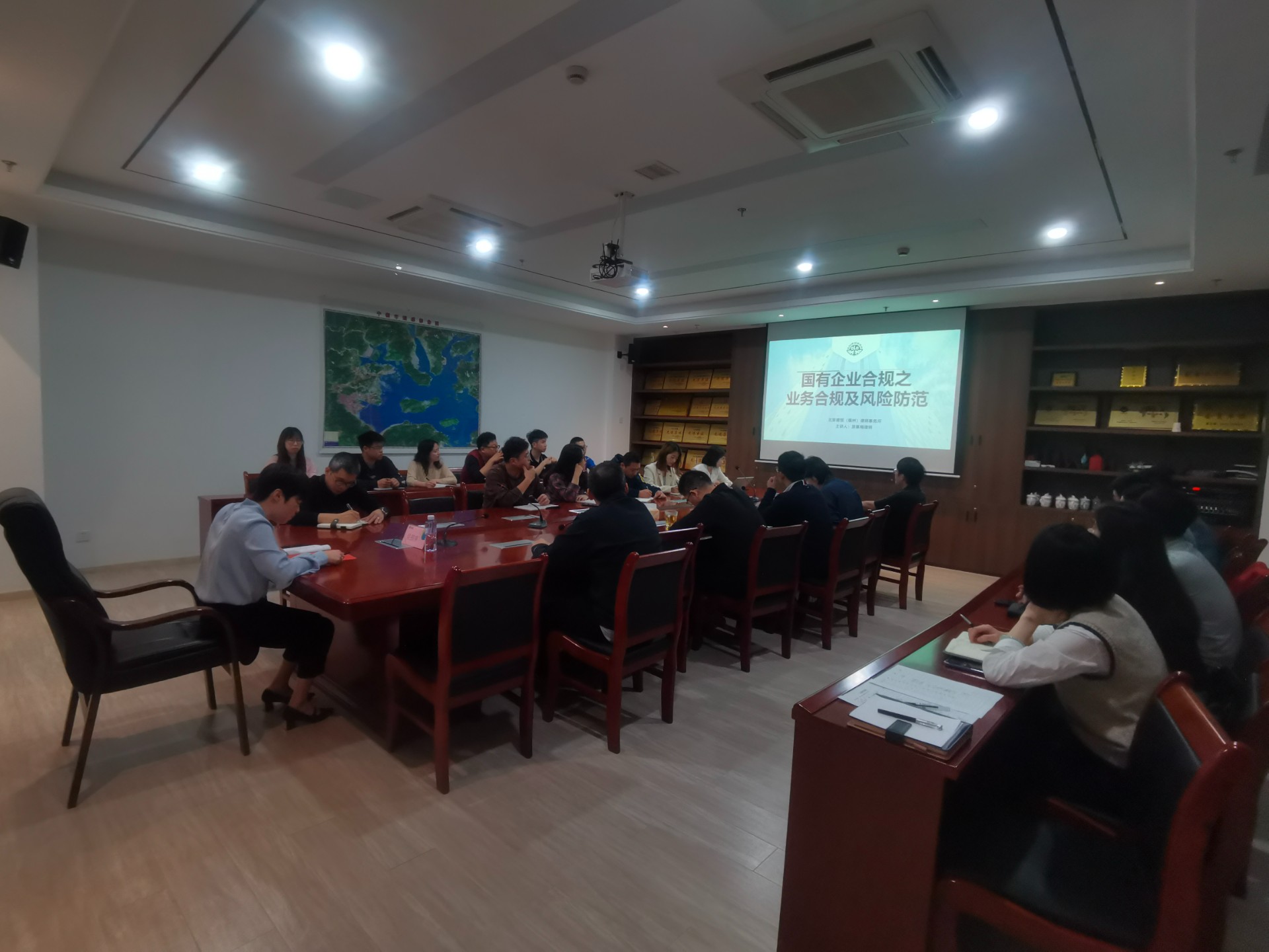 合規講堂第一課——市交投物流集團開(kāi)展國企業(yè)務(wù)合規及風(fēng)險防范培訓，劉招蕊拍攝.jpg