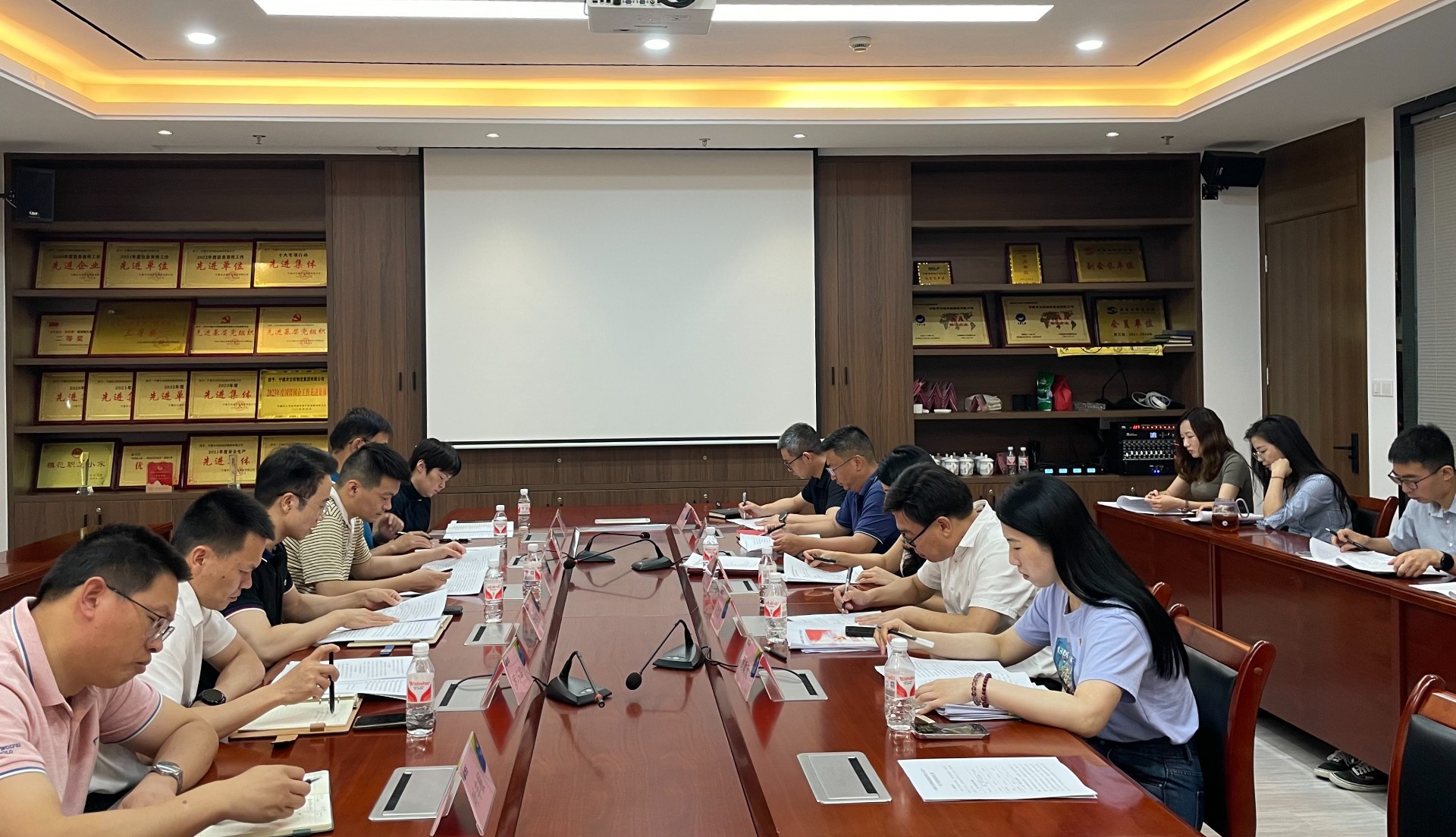 講黨性守黨規嚴黨紀——市交投集團領(lǐng)導赴市交投物流集團開(kāi)展聯(lián)系點(diǎn)工作，葉嵐清拍攝2.jpg